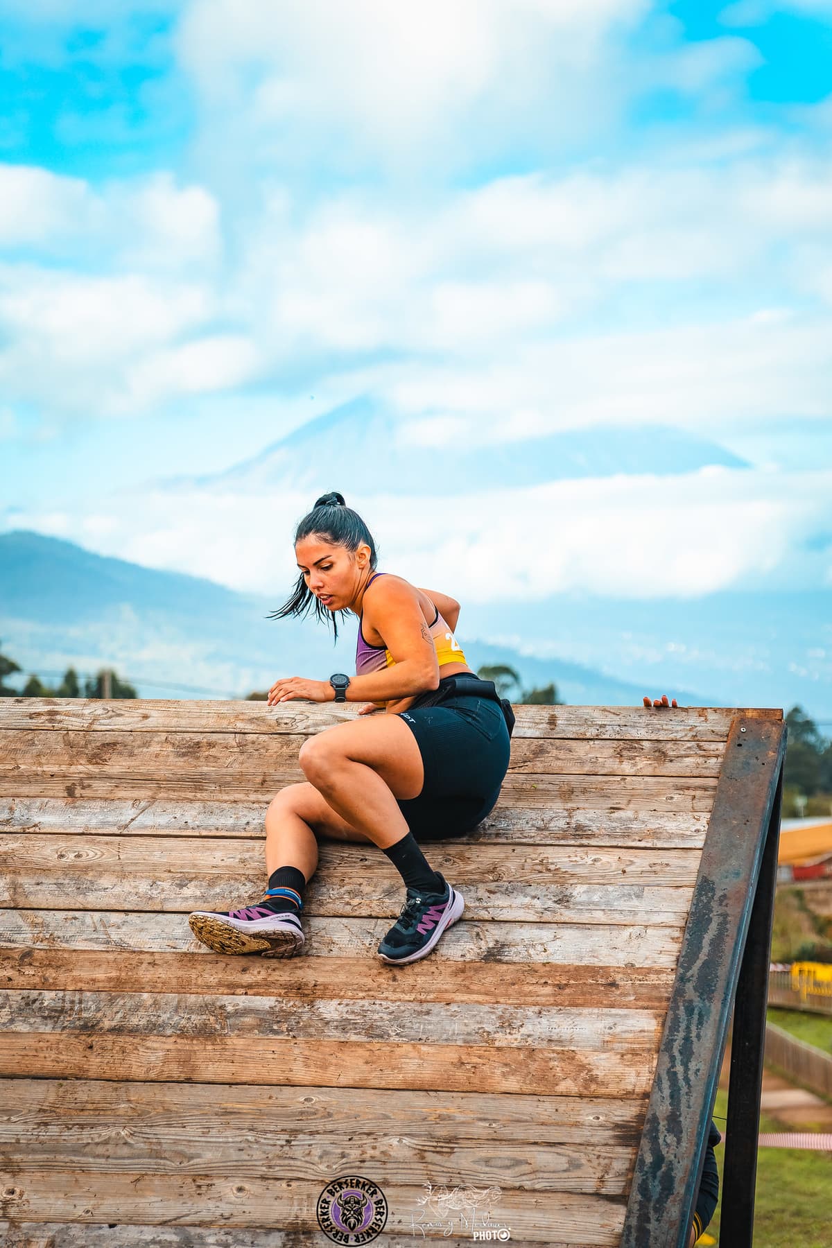 Atleta en obstáculo OCR