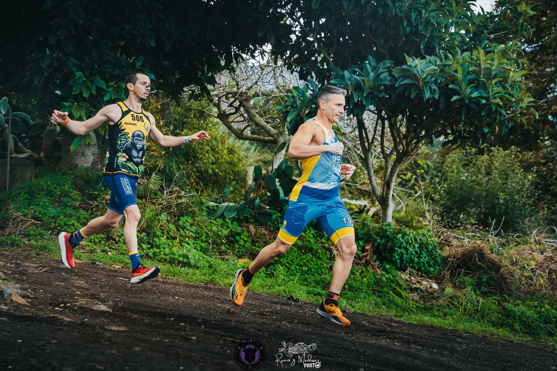 Atletas de la Liga OCR Canaria corriendo en trail